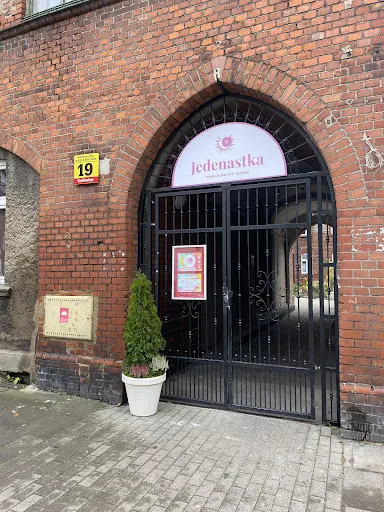 Jedenastka – Miejsce Dobrych Spotkań: Sesje oddechowe, Warsztaty & Sklep